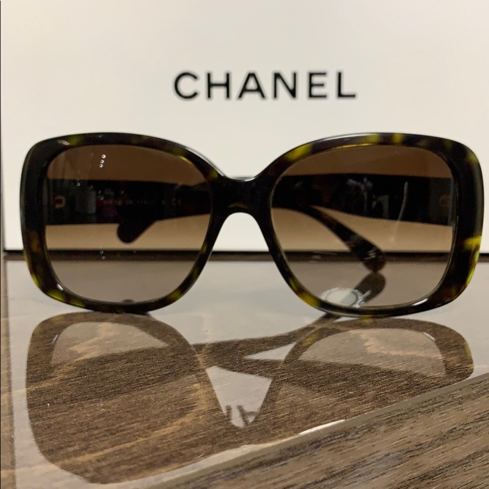 CHANEL Tortoise Shell CC Turnlock Sunglasses